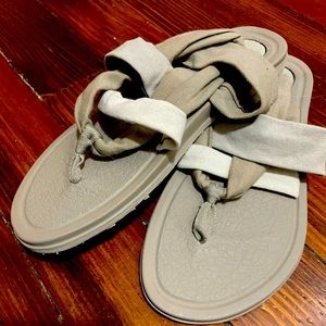 Sanuk gray yoga sandals